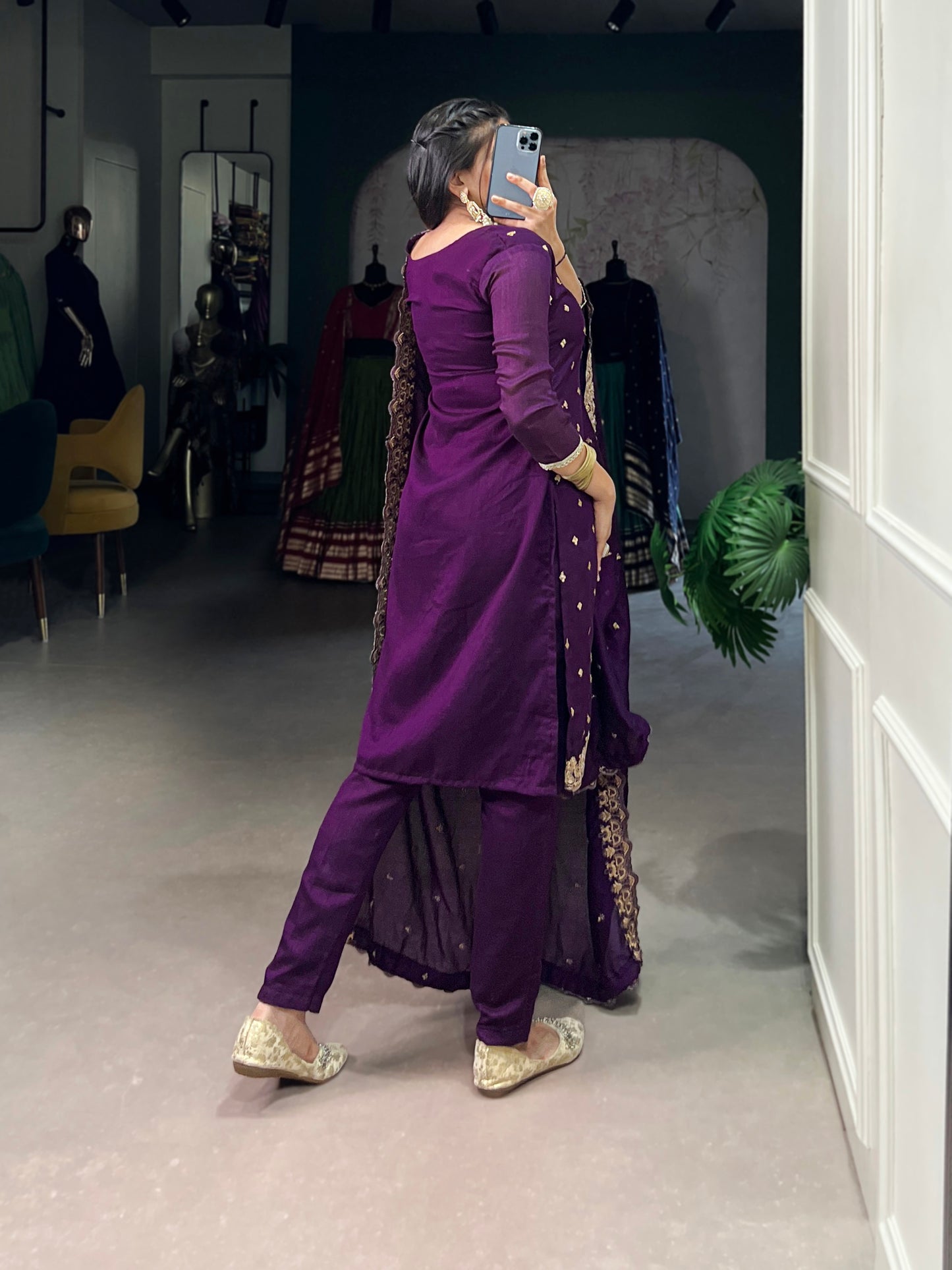 From the richness of the fabric to the charm of its embroidery