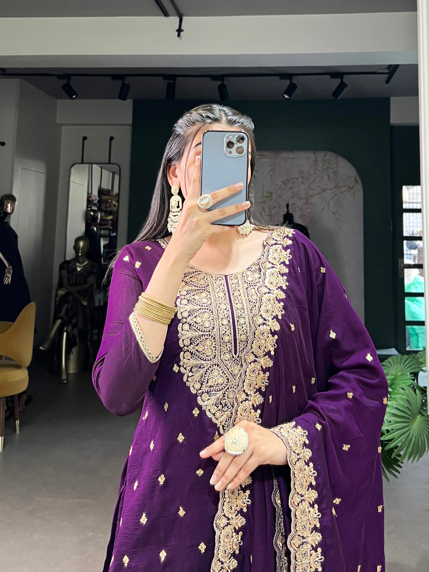 From the richness of the fabric to the charm of its embroidery