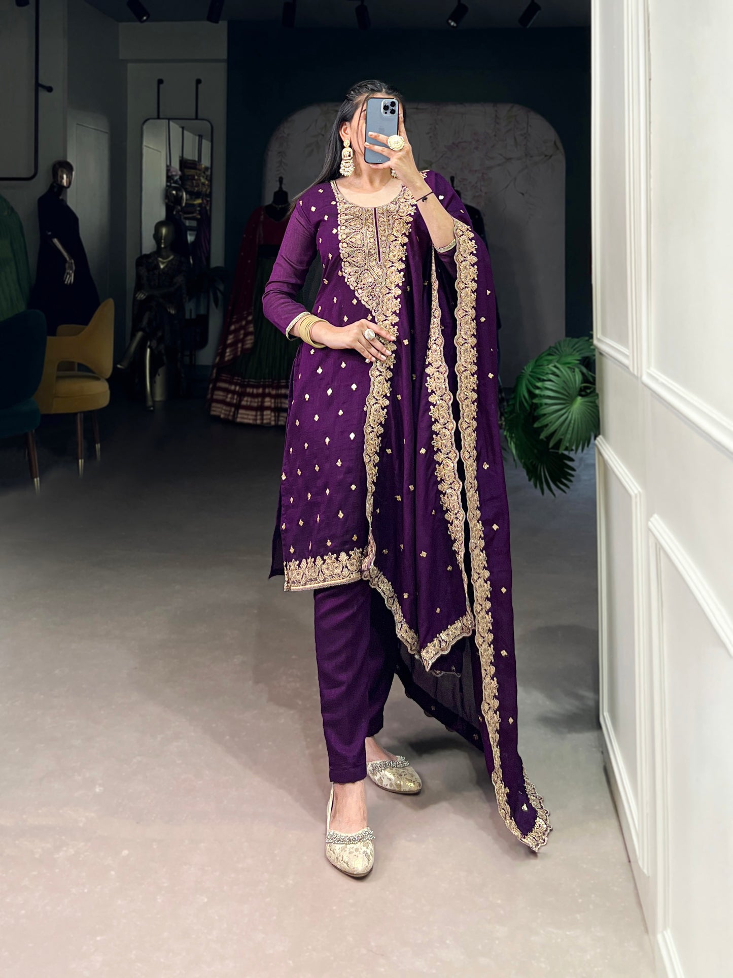 From the richness of the fabric to the charm of its embroidery